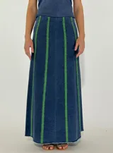 Pollera larga azul con rayas verticales verdes.