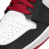 Zapatillas de caña media Air Jordan 1 Mid, color negro con detalles dorados en el logo, el cuello y el swoosh.