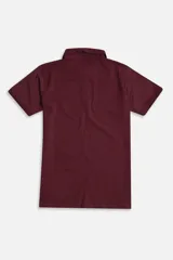 Polo de jersey color bordó, de manga corta, con logo bordado y fit regular.