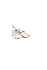 Sandalias plateadas con punta cuadrada, talón descubierto y correa slingback ajustable. Tacón bloque de 5 cm.