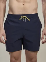 Short de baño azul marino con cintura elástica y cordón amarillo.