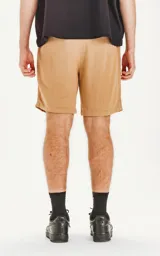 Bermuda de algodón color beige con cintura elástica y cordón ajustable.