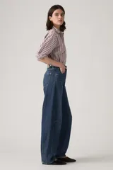 Pantalón de jean azul oscuro, de corte amplio y tiro alto.