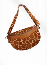 Riñonera con estampado animal print de jirafa, cierre metálico y correa de cuero ajustable.
