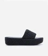 Sandalia flatform negra con superficie trenzada, tira ancha y puntera redonda.