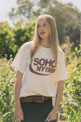 Remerón de algodón color crudo con estampado marrón que dice 'SOHO NY 1985'.