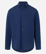 Camisa celeste de corte regular, confeccionada en tejido Oxford de algodón. Tiene cuello inglés, mangas largas y cierre frontal abotonado.
