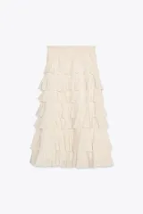 Falda midi color crudo confeccionada en tejido de viscosa, con cintura elástica y volantes en capas.