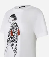Remera blanca de algodón con mangas cortas y estampa de una mujer con un vestido estampado y un bolso rojo.