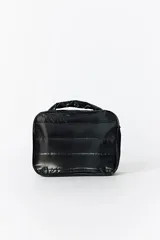 Necesser de forma rectangular con asa superior, confeccionado en material sintético negro brillante con efecto acolchado horizontal.