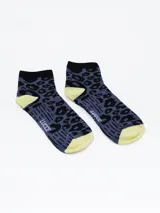 Par de medias cortas con estampado animal print en tonos grises y negro, con puntera y talón en amarillo.