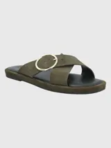 Sandalias de cuero sintético color blanco, con dos tiras anchas cruzadas sobre el empeine y hebilla circular dorada. Plataforma plana color negro.