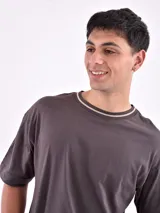 Remera gris oscuro de corte oversized con cuello redondo ribeteado en beige.