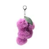 Llavero con forma de racimo de uvas de peluche color violeta, con hoja de cuero sintético verde y argolla metálica plateada.