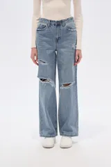 Pantalón jean azul claro, de corte recto y tiro alto, con roturas en las rodillas y detalles deshilachados en los bolsillos.