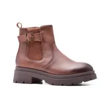 Bota de cuero color marrón con elásticos laterales, hebilla decorativa y suela track.
