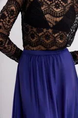 Falda larga evasé color azul eléctrico, con cintura elastizada y caída voluminosa.