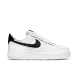 Championes urbanos Nike Air Force 1 '07 de cuero blanco con detalles en negro, como el logo de Nike en los laterales y el talón.