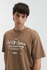Remera celeste de manga corta con cuello redondo y estampado con letras en el frente.
