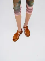 Sandalias de cuero azul con diseño semi-abierto y tiras tipo gladiador. Cierre con velcro y forro interior de cuero de chancho. Calzan chico.