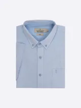 Camisa celeste de lino y algodón, de manga corta, con cuello abotonado y bolsillo en el pecho. Marca La Dolfina.