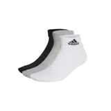 Pack de tres pares de medias Adidas de corte tobillero, en color blanco, gris y negro. Confeccionadas con tejido transpirable y refuerzo acolchado en talón y puntera.