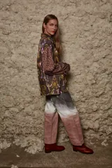 Camisa holgada estampada con motivos paisley en tonos marrón, beige y azul. Tiene cuello solapa, mangas largas y cierre frontal con botones.