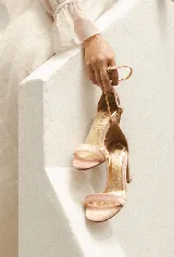 Sandalias de fiesta color rosa viejo, con taco bloque de 8 cm y pulsera al tobillo con hebilla dorada. Fabricadas en tela tipo terciopelo, con forro y plantilla de cuero.