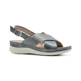 Sandalia con plantilla de cuero, color azul grisáceo, con tiras cruzadas con microperforaciones y ajuste con hebilla.