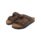 Sandalias de cuero marrón con dos tiras anchas ajustables con hebillas metálicas.