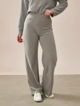 Pantalón de tejido acanalado color gris melange, de tiro alto y corte ancho (wide leg).