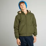 Campera verde con capucha y forro de borreguito, diseño con cierre frontal y bolsillos laterales.