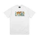 Remera blanca de corte recto con estampado de tigres y texto "It's like a jungle sometimes".