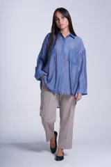 Camisa manga 3/4 color lila con textura arrugada, cuello clásico y dos bolsillos frontales.