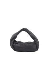 Bolso de hombro gris oscuro con textura denim y detalles de glitter plateado. Tiene cierre de cremallera y asa corta.