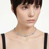 Collar rígido plateado con hilera de cristales blancos y tres cristales cuadrados azules. Cierre de mosquetón con cadena de alargue y dije de cisne. Colección Matrix de Swarovski.