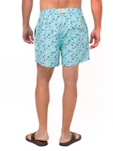 Short de baño celeste con estampado de ballenas en azul y gris. Tiene cintura elástica con cordón ajustable y bolsillos laterales.