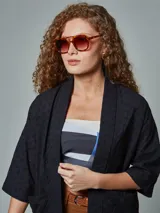 Kimono color blanco con bordado calado, mangas 3/4 y bolsillos laterales.