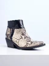 Bota corta de cuero con estampado de piel de serpiente, caña baja con detalle en cuero negro liso y taco cuadrado.