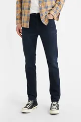 Pantalón de jean de hombre marca Levi's modelo 510 Skinny ADV, color azul oscuro. Corte ajustado, tiro medio y confeccionado en tejido elástico.