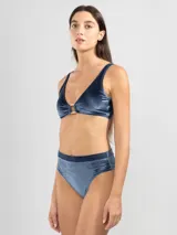 Top de bikini azul de terciopelo con textura a rayas finas, estilo pullover, con copas removibles, detalle metálico cuadrado dorado al frente y dije insignia en la espalda.