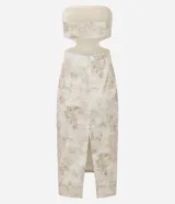 Vestido midi de bengalina con estampado manchado, escote recto sin breteles, detalle de recortes laterales, lastex en la espalda, cremallera y encaje.