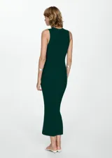 Vestido midi verde oscuro de tejido de punto acanalado, corte ajustado y sin mangas.