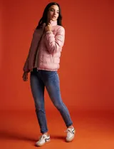 Campera puffer reversible Michael Kors color rosa con estampado de logos MK en un lado y liso en el otro. Tiene cierre central metálico, bolsillos delanteros y avíos metálicos con logo. Incluye bolsa autoportante.
