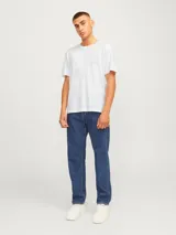 Camiseta blanca de manga corta y cuello redondo con estampado pequeño en el pecho.