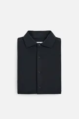Camisa azul marino slim fit de manga larga con cuello italiano abierto y cierre frontal con botones.