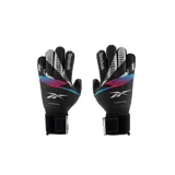 Guantes de arquero Reebok Kick negros con detalles en blanco, azul y fucsia. Cuentan con tecnología Punchzone y Fingersave. Fabricados en látex.