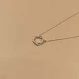 Conjunto de plata 925 con cadena de eslabones y dije circular entrelazado, y aros con diseño circular entrelazado fijo.