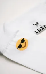 Medias blancas con puño acanalado y diseño de emoji con gafas de sol.