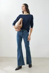 Sweater básico de tejido de punto color beige, de corte recto y mangas largas.